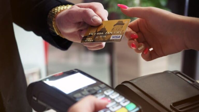 Benefits and Risks of Credit Cards in 2025